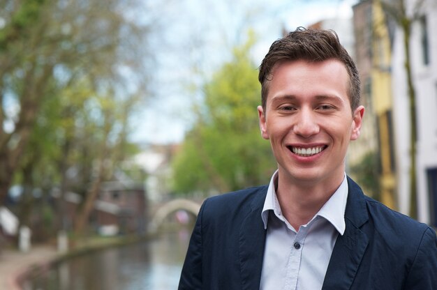 Portrait d&#39;un jeune homme heureux en plein air