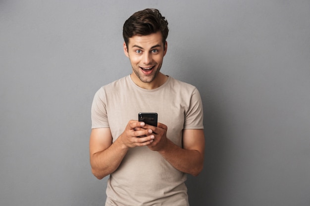 Portrait d'un jeune homme heureux en t-shirt