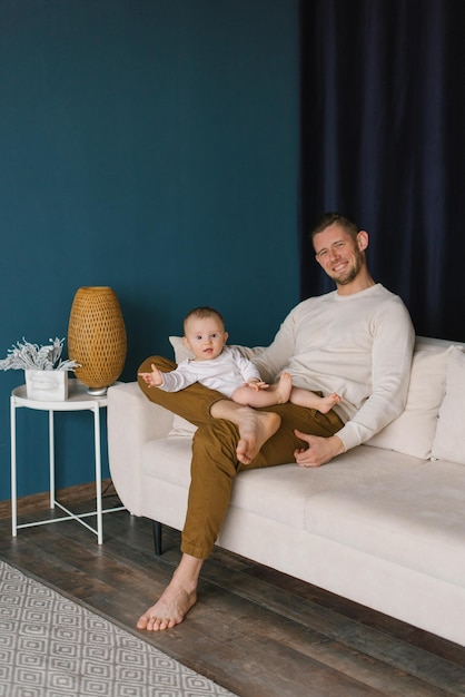 Portrait d'un jeune homme heureux tenant son bébé mignon dans ses bras Caucasien père étreint doucement