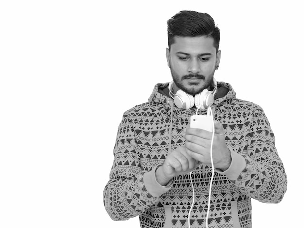 Portrait de jeune homme indien barbu beau sur blanc en noir et blanc