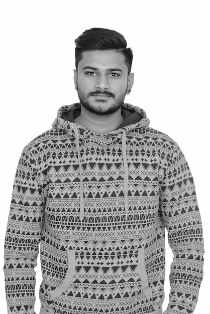 Portrait de jeune homme indien barbu beau sur blanc en noir et blanc