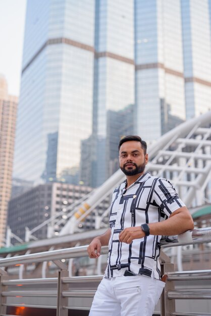 Portrait de jeune homme indien barbu à la gare de Chong Nonsi dans la ville de Bangkok