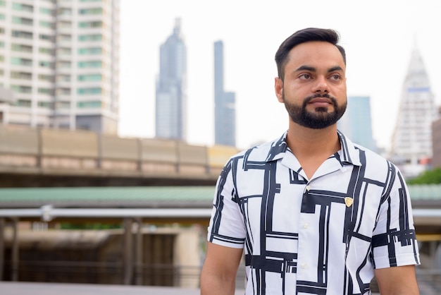 Portrait de jeune homme indien barbu à la gare de Chong Nonsi dans la ville de Bangkok