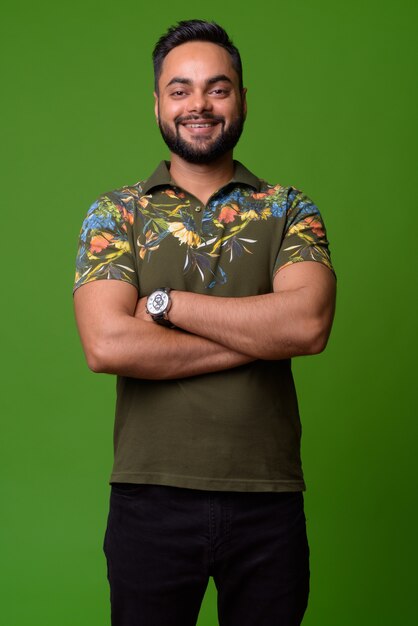 Portrait de jeune homme indien barbu sur vert