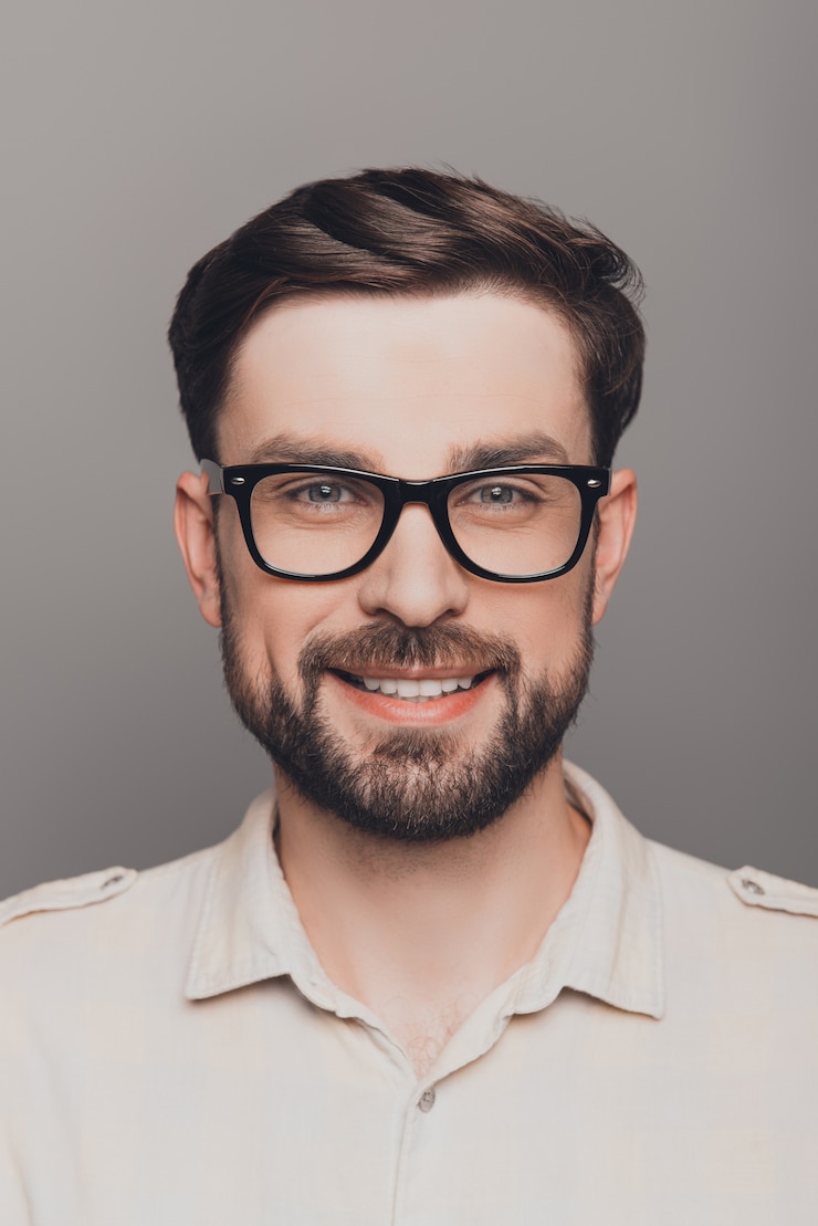 Photo portrait de jeune homme intelligent souriant heureux à lunettes