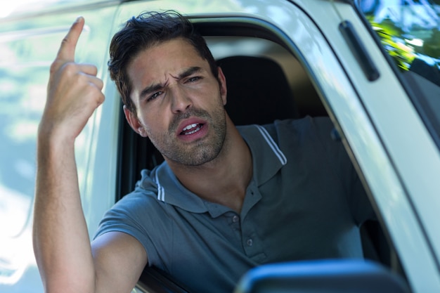 Portrait de jeune homme irrité pointant