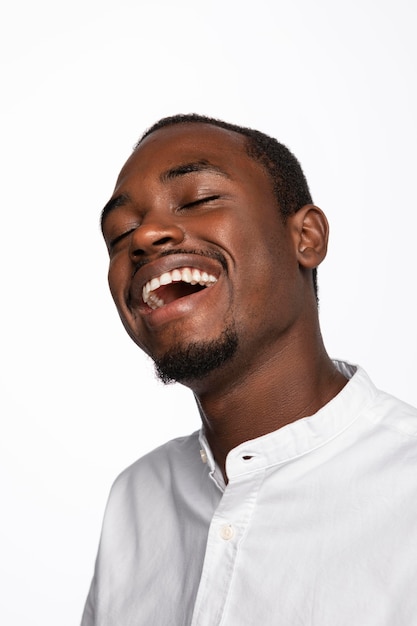 Photo portrait de jeune homme isolé