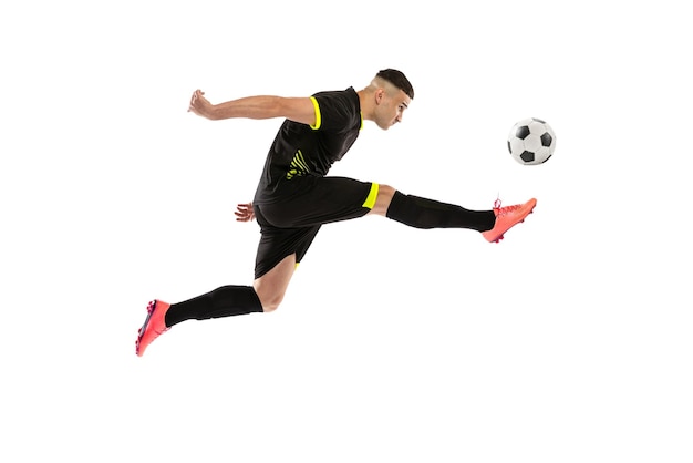 Portrait de jeune homme jouant au football dans la formation de mouvement isolé sur fond de studio blanc