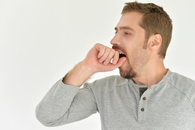 Portrait d'un jeune homme en lacet, fatigué