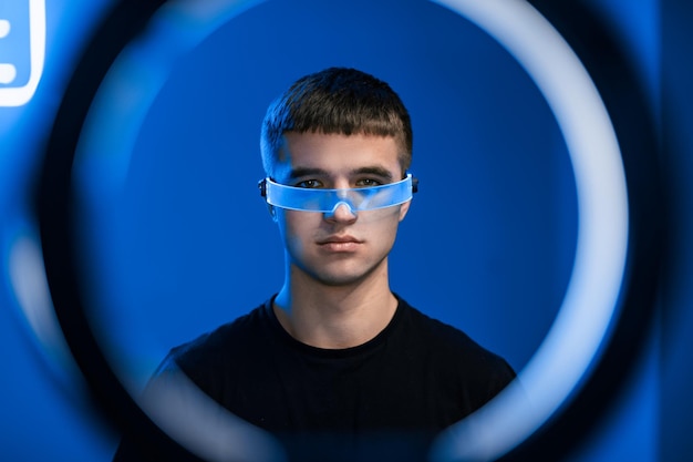 Portrait d'un jeune homme avec des lunettes cybernéon photo de haute qualité