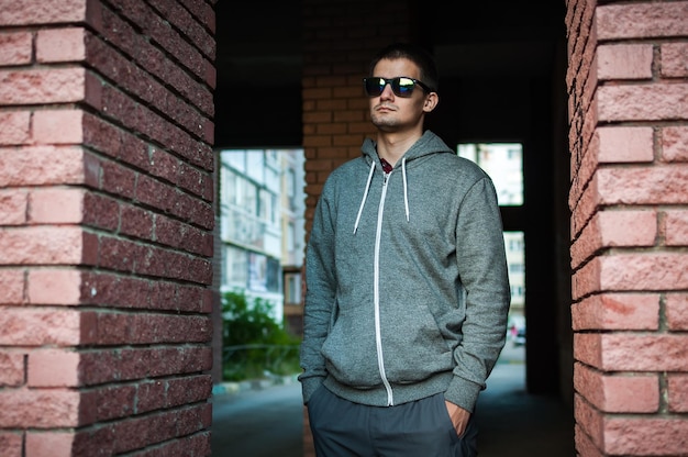 Portrait d'un jeune homme avec des lunettes dans la rue