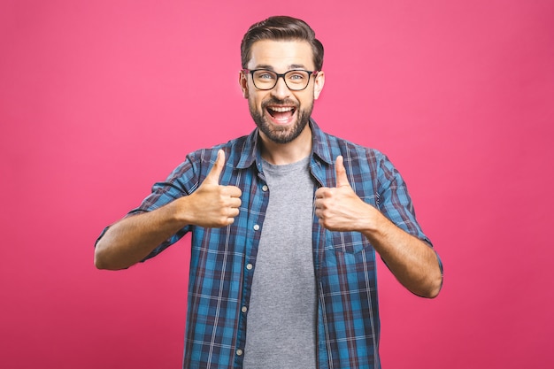 Portrait de jeune homme à lunettes montrant les pouces vers le haut