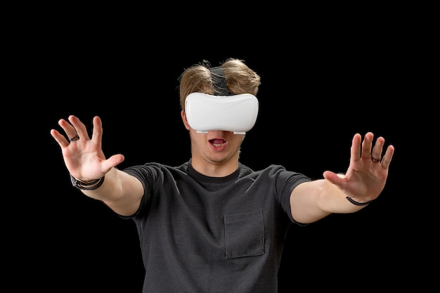 Portrait d'un jeune homme avec des lunettes de réalité virtuelle 3D