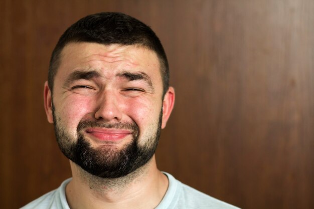 Portrait de jeune homme à lunettes