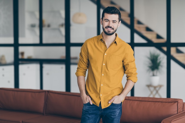 Portrait jeune homme à la maison