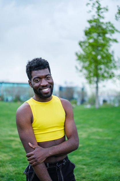 Portrait de jeune homme avec maquillage à l'extérieur et t-shirt jaune