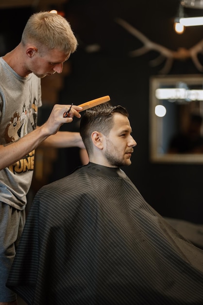 Portrait d'un jeune homme marié au camp d'entraînement dans le salon de coiffure