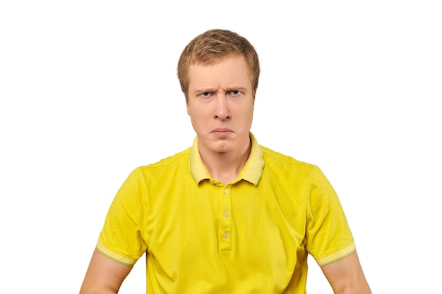 Portrait de jeune homme mécontent en T-shirt jaune fond blanc émotion malheureuse