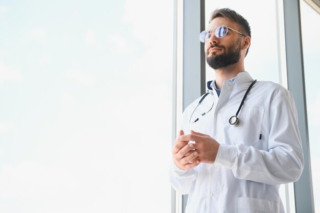 Portrait de jeune homme médecin avec stéthoscope bouchent