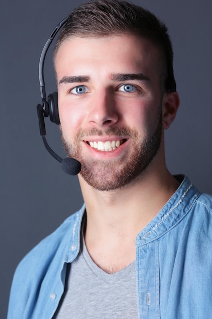 Portrait de jeune homme avec microphone. Assistante centre d'appels. Agent d'assistance.