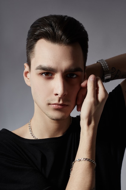 Portrait d'un jeune homme de la mode en contraste noir et blanc.