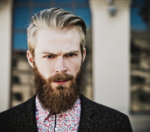 Portrait de jeune homme à la mode