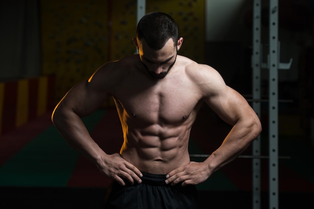 Portrait d'un jeune homme musclé en bonne forme physique