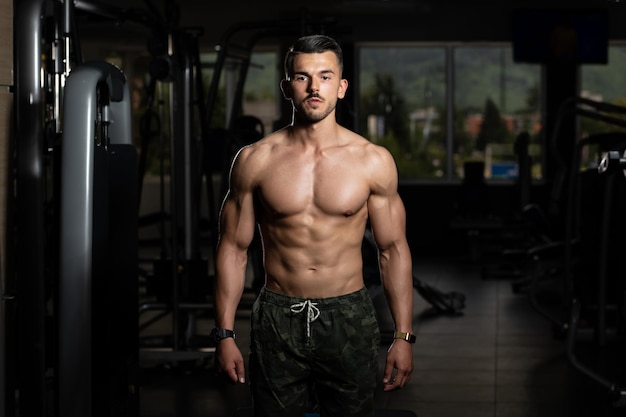 Portrait d'un jeune homme musclé en bonne forme physique