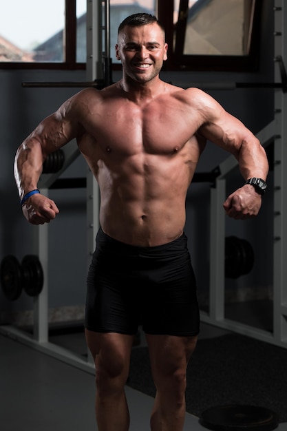 Portrait d'un jeune homme musclé en bonne forme physique