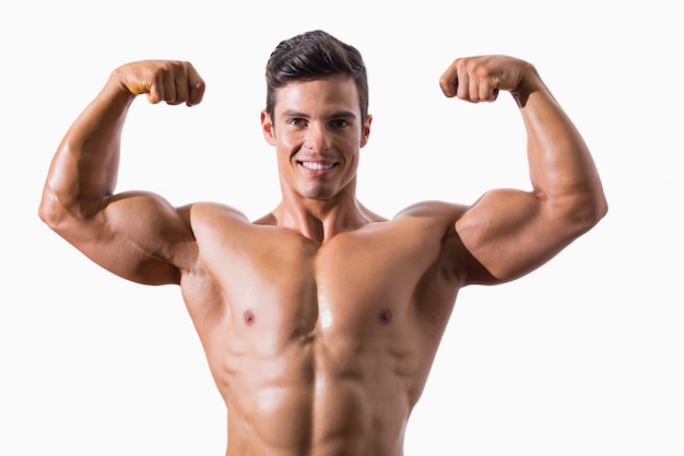 Portrait d&#39;un jeune homme musclé, flexion des muscles