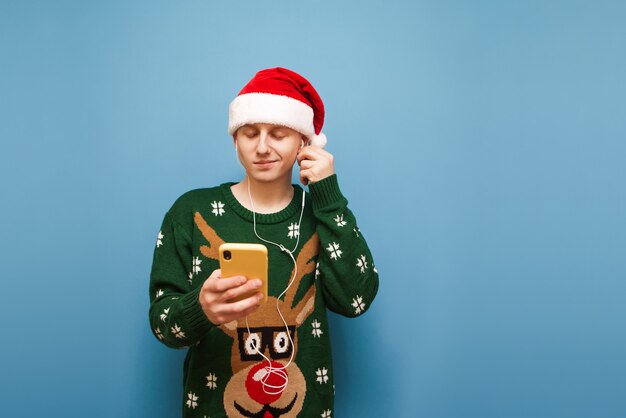 Portrait jeune homme avec musique à l'écoute de Noël