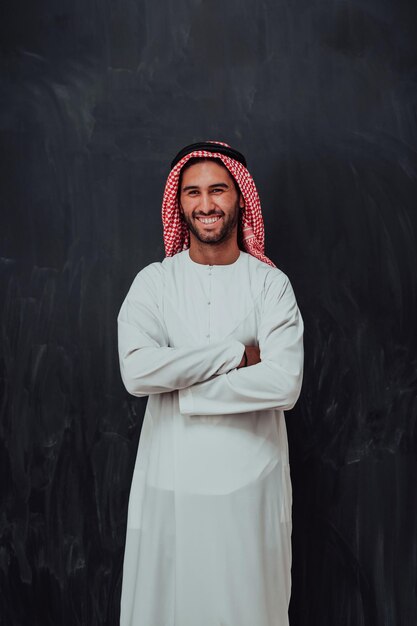 Portrait de jeune homme musulman portant des vêtements traditionnels.