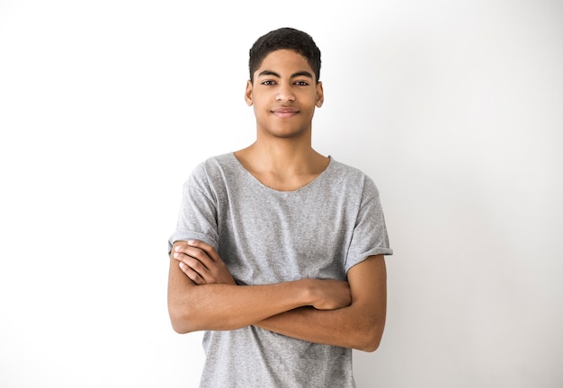 Photo portrait d'un jeune homme noir attrayant. beau garçon américain afro, adolescent.