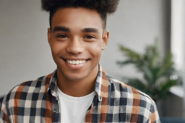 Portrait d'un jeune homme noir souriant