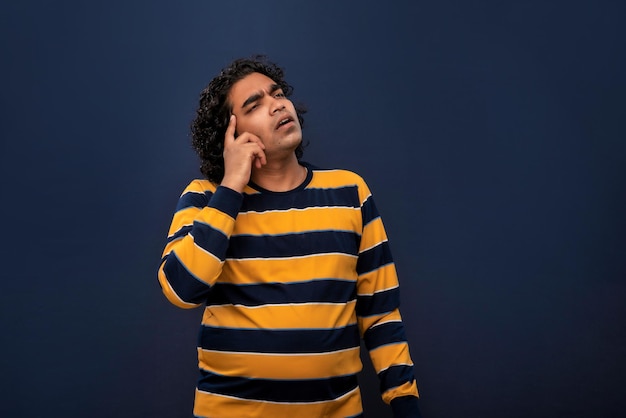 Portrait d'un jeune homme pensant sur un fond sombre