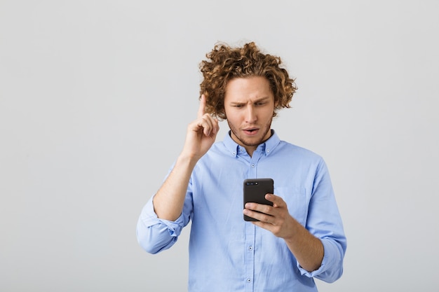 Portrait d'un jeune homme pensif aux cheveux bouclés