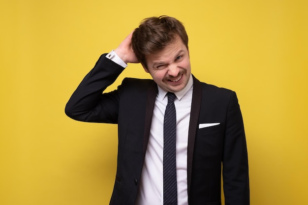 Portrait d'un jeune homme pensif en costume