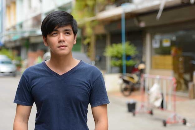 Portrait de jeune homme philippin beau dans les rues à l'extérieur