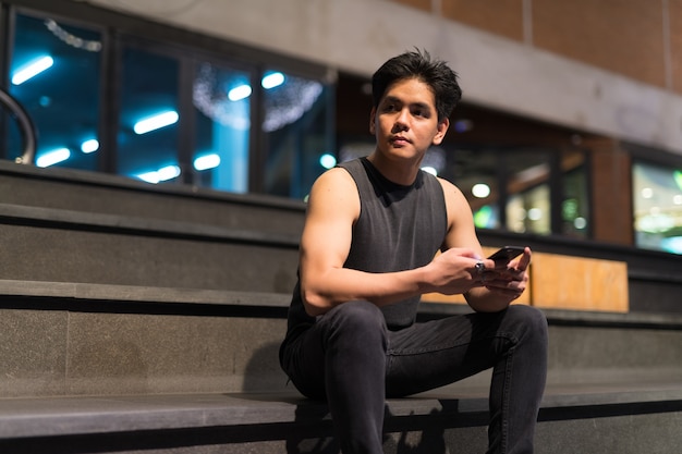 Portrait de jeune homme philippin beau dans la ville de Bangkok, Thaïlande