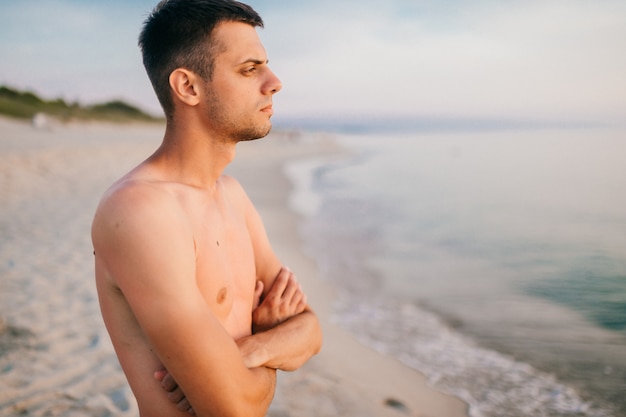 Portrait de jeune homme sur la plage