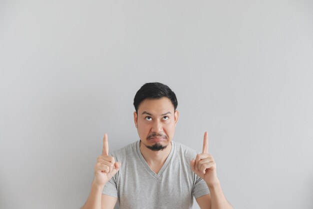 Portrait d'un jeune homme pointant sur un fond blanc