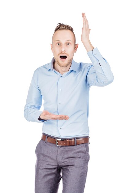 Portrait jeune homme pointant vers le haut montrant quelque chose ayant une idée