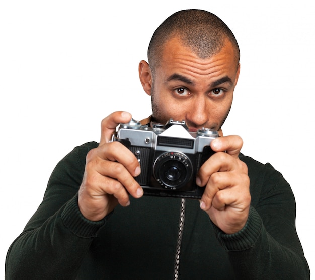 Portrait de jeune homme portant une caméra