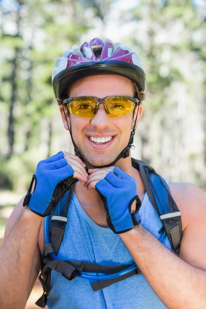 Portrait de jeune homme portant un casque de vélo