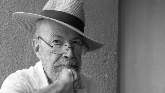 Photo portrait d'un jeune homme portant un chapeau