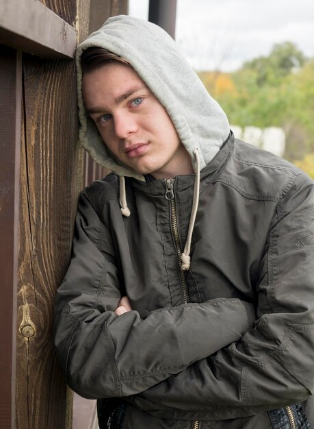 Photo portrait d'un jeune homme portant une chemise à capuche