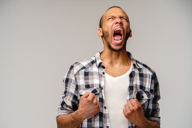 Photo portrait d'un jeune homme portant une chemise décontractée