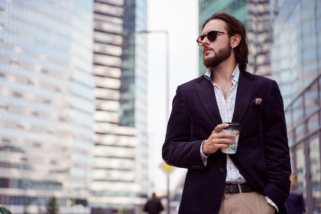 Portrait d'un jeune homme portant des lunettes de soleil debout à l'extérieur