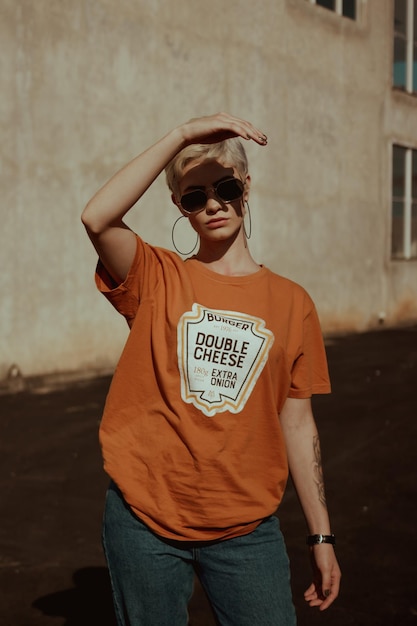 Portrait d'un jeune homme portant des lunettes de soleil debout à l'extérieur