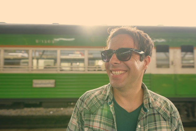 Photo portrait d'un jeune homme portant des lunettes de soleil à l'extérieur